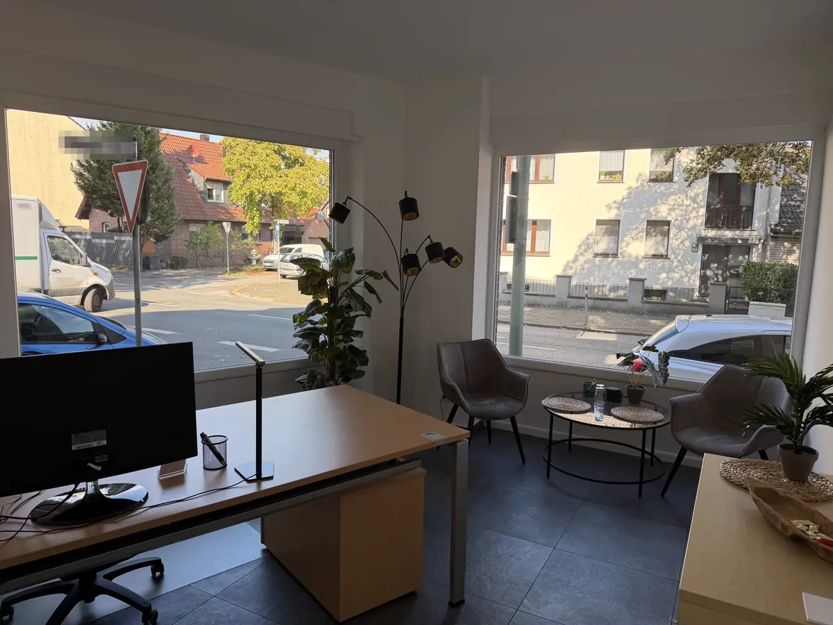Arbeitsplatz mit Bildschirm im Büro der Funck GmbH in Duisburg